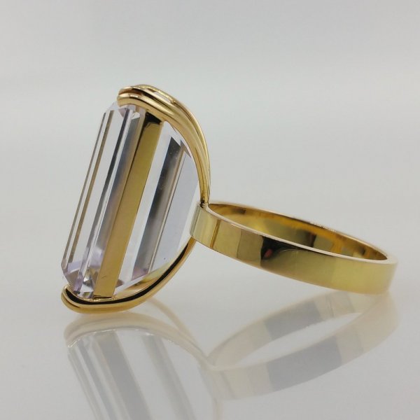18k. yellow gold ring with spectacular natural kunzite of 26.05 carat