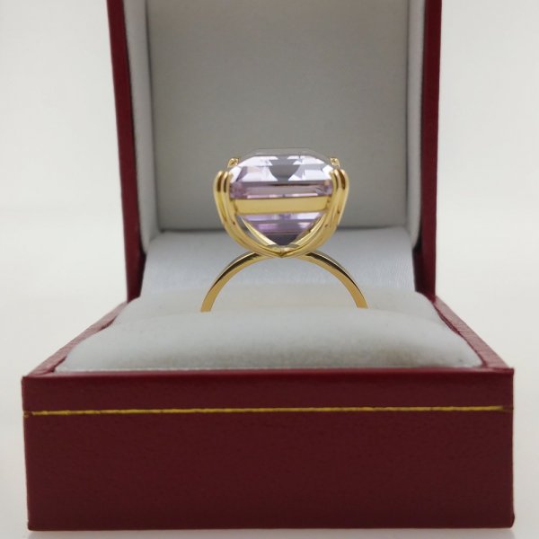 18k. yellow gold ring with spectacular natural kunzite of 26.05 carat