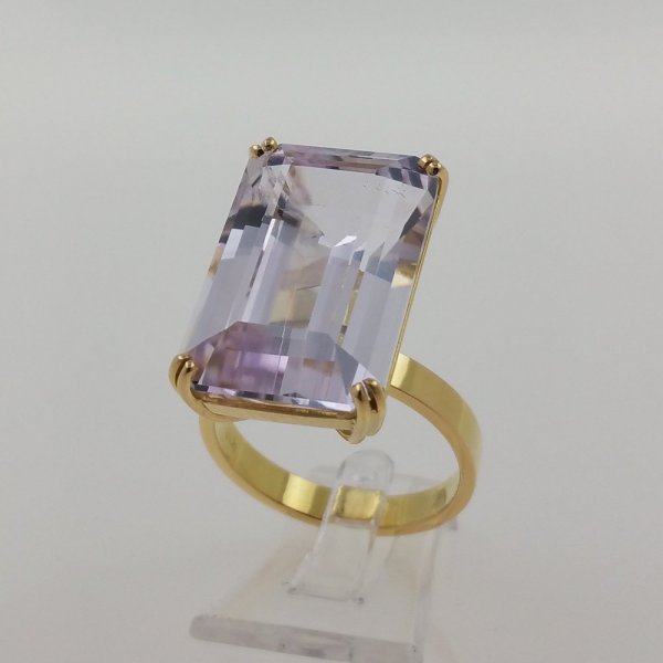 18k. yellow gold ring with spectacular natural kunzite of 26.05 carat