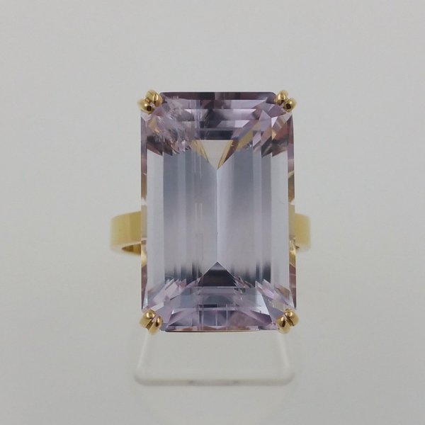 18k. yellow gold ring with spectacular natural kunzite of 26.05 carat