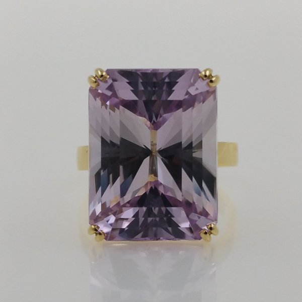 18k. yellow gold ring with spectacular natural kunzite of 21.24 carat