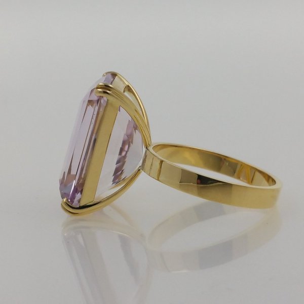 18k. yellow gold ring with spectacular natural kunzite of 21.24 carat
