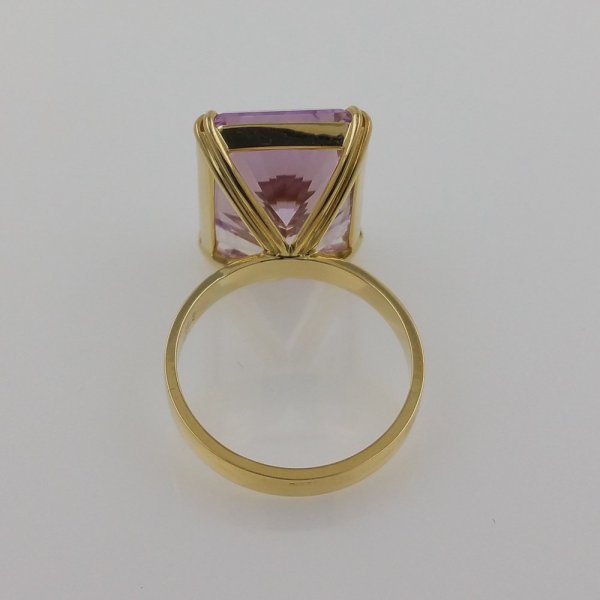 18k. yellow gold ring with spectacular natural kunzite of 21.24 carat