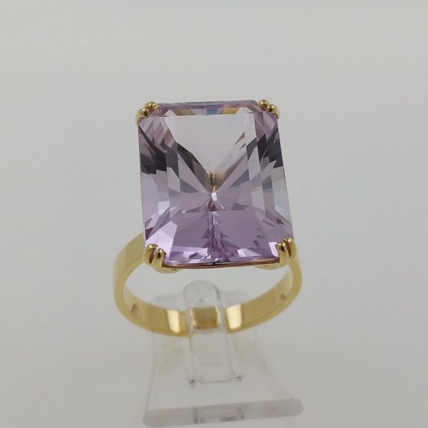 18k. yellow gold ring with spectacular natural kunzite of 21.24 carat