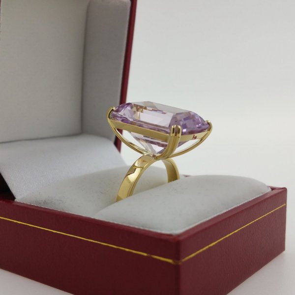 18k. yellow gold ring with spectacular natural kunzite of 21.24 carat