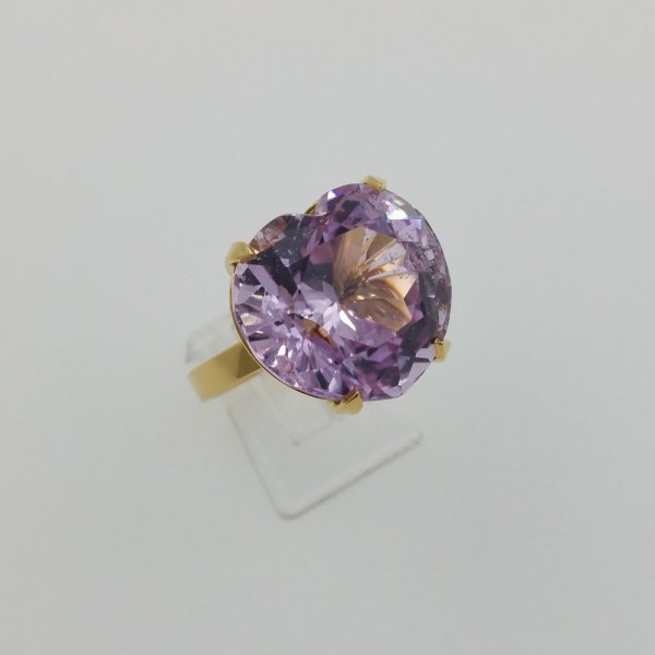 18k. yellow gold ring with spectacular natural kunzite of 26.41 carat