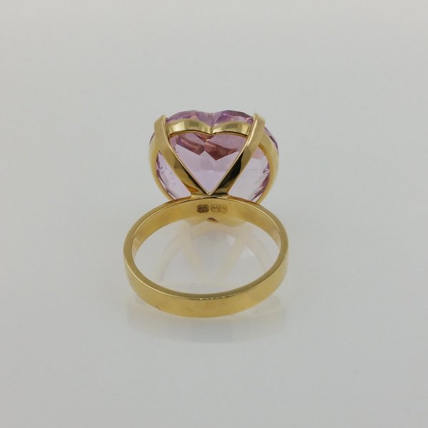18k. yellow gold ring with spectacular natural kunzite of 26.41 carat