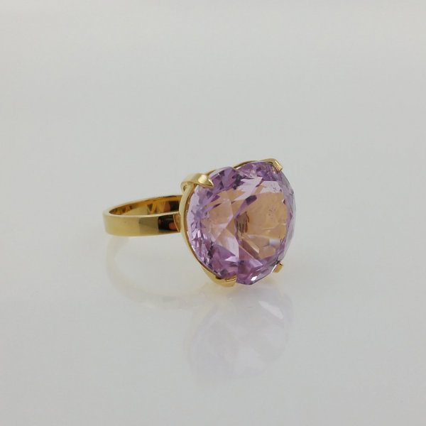 18k. yellow gold ring with spectacular natural kunzite of 26.41 carat
