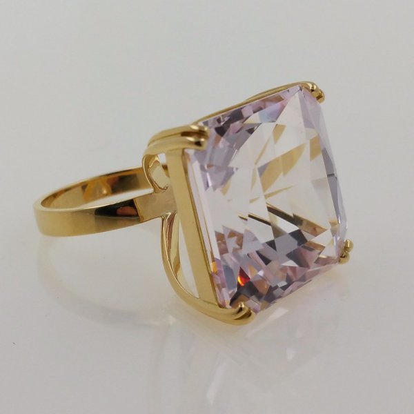 18k. yellow gold ring with spectacular natural kunzite of 56.07 carat
