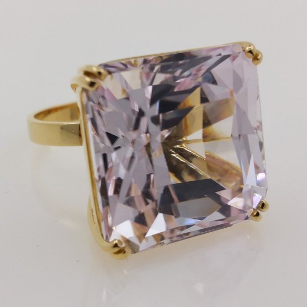 18k. yellow gold ring with spectacular natural kunzite of 56.07 carat