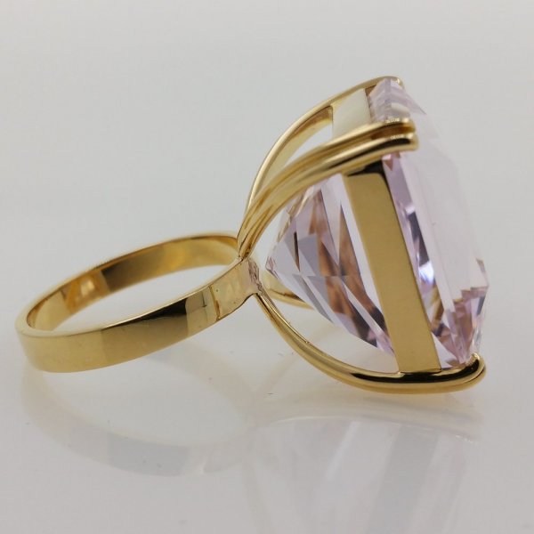 18k. yellow gold ring with spectacular natural kunzite of 56.07 carat