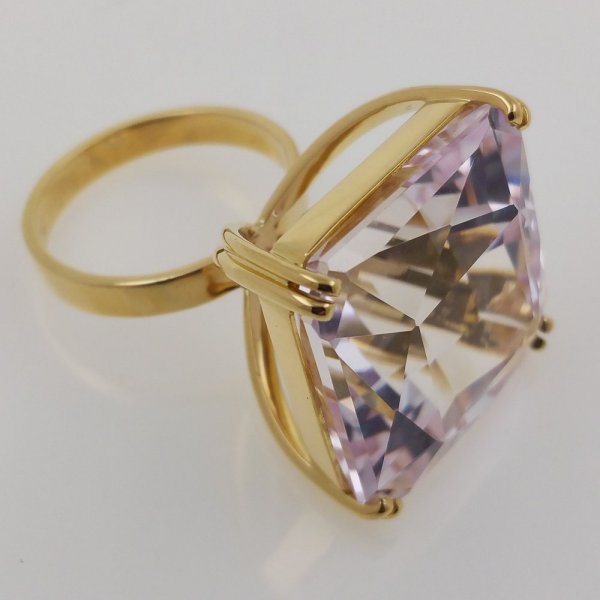 18k. yellow gold ring with spectacular natural kunzite of 56.07 carat