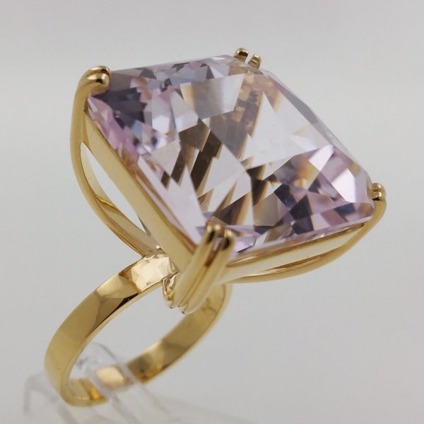 18k. yellow gold ring with spectacular natural kunzite of 56.07 carat