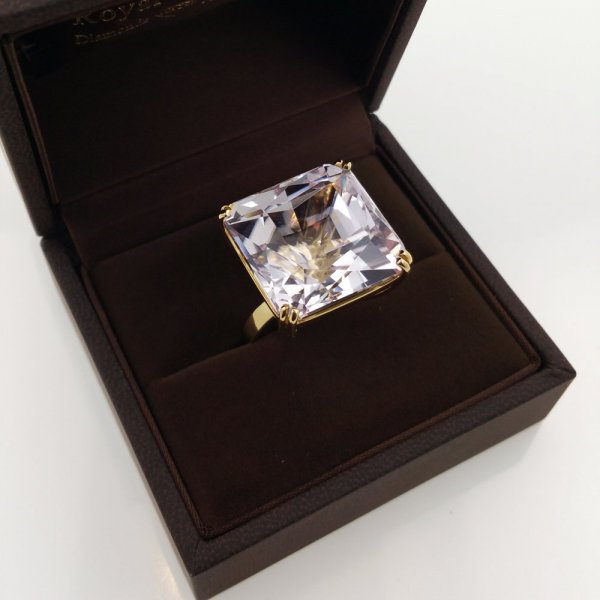 18k. yellow gold ring with spectacular natural kunzite of 56.07 carat