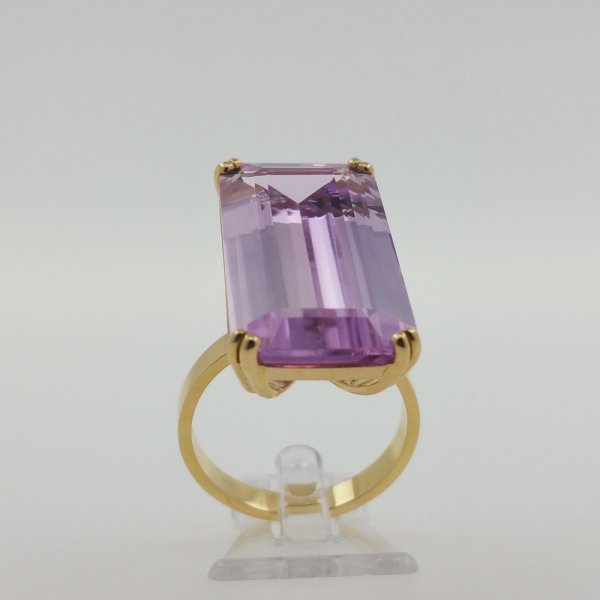 18k. yellow gold ring with spectacular natural kunzite of 25.15 carat