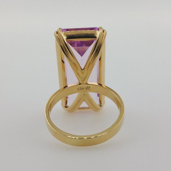 18k. yellow gold ring with spectacular natural kunzite of 25.15 carat