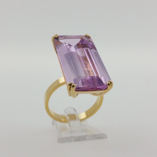 18k. yellow gold ring with spectacular natural kunzite of 25.15 carat