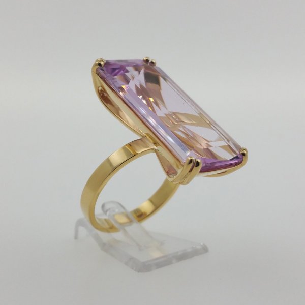 18k. yellow gold ring with spectacular natural kunzite of 25.15 carat