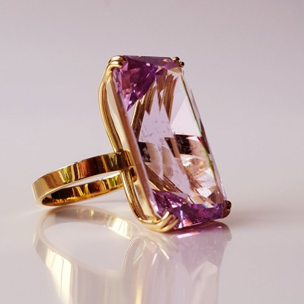 18k. yellow gold ring with spectacular natural kunzite of 28.35 carat