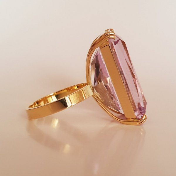 18k. yellow gold ring with spectacular natural kunzite of 28.35 carat