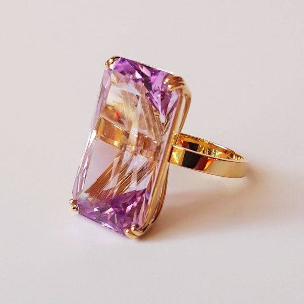 18k. yellow gold ring with spectacular natural kunzite of 28.35 carat