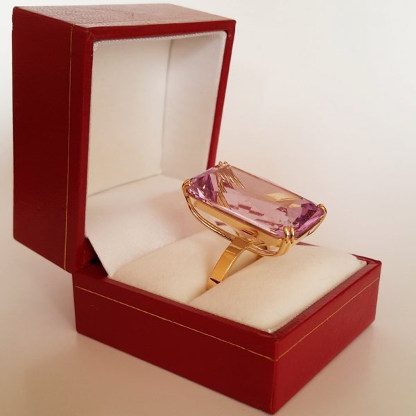 18k. yellow gold ring with spectacular natural kunzite of 28.35 carat