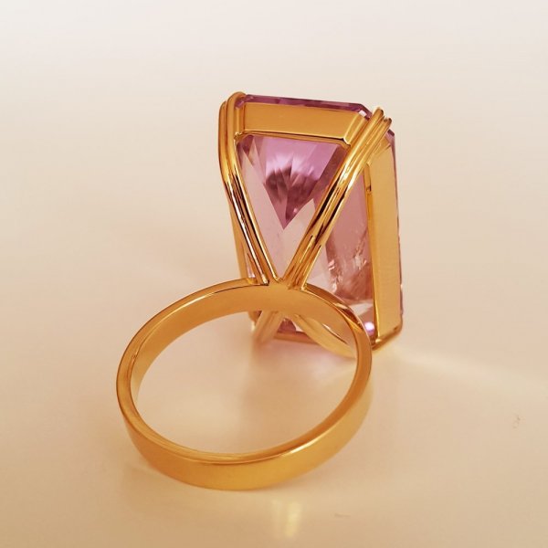 18k. yellow gold ring with spectacular natural kunzite of 28.35 carat