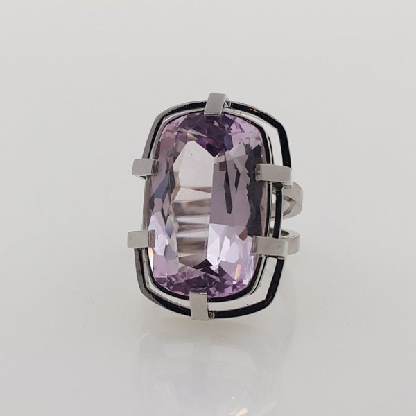 18k. white gold ring with spectacular natural kunzite of 31.00 carat