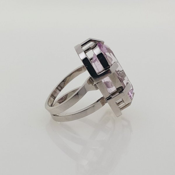 18k. white gold ring with spectacular natural kunzite of 31.00 carat