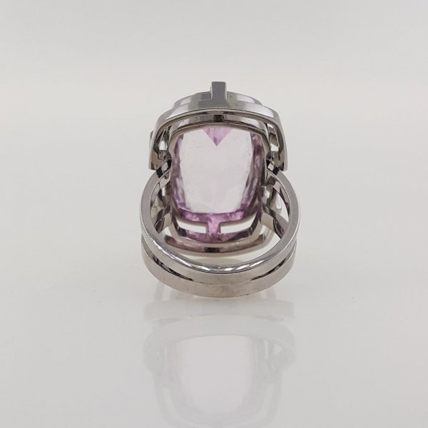 18k. white gold ring with spectacular natural kunzite of 31.00 carat