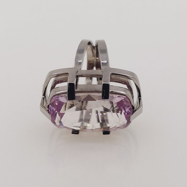 18k. white gold ring with spectacular natural kunzite of 31.00 carat