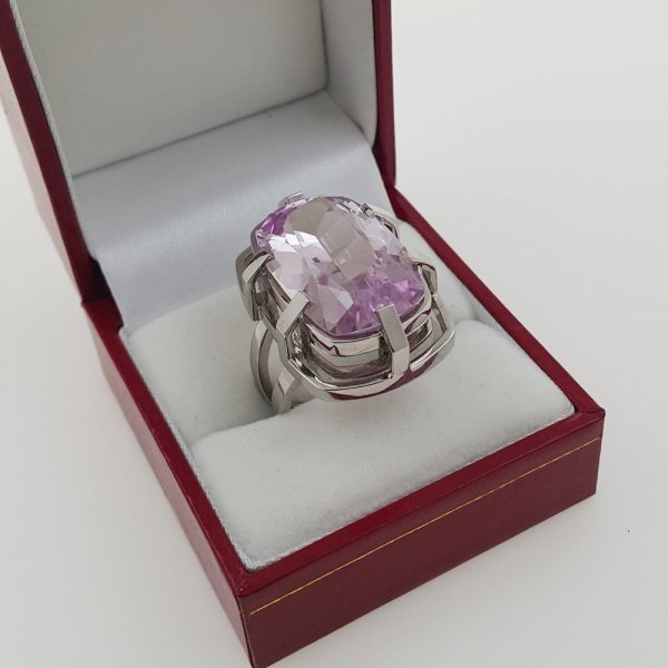 18k. white gold ring with spectacular natural kunzite of 31.00 carat