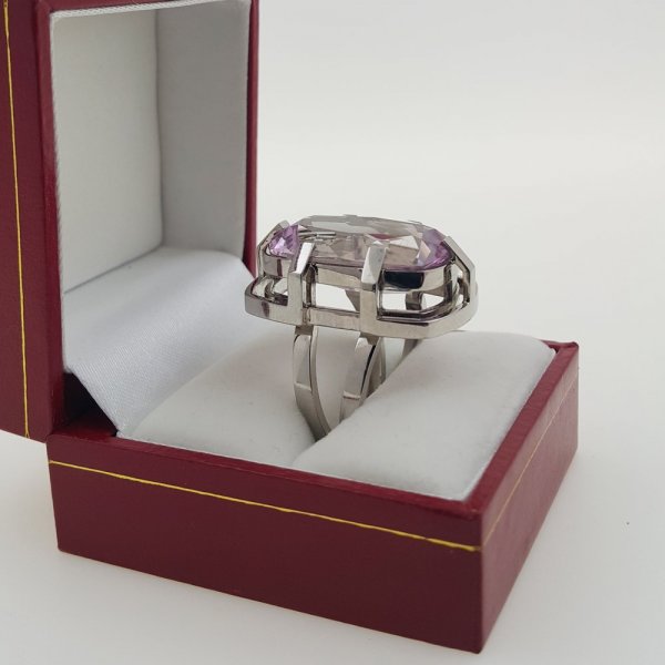 18k. white gold ring with spectacular natural kunzite of 31.00 carat