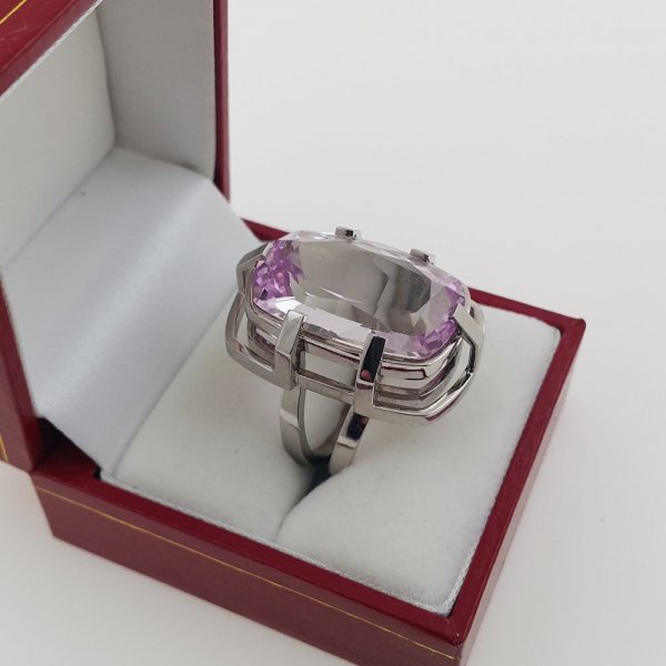 18k. white gold ring with spectacular natural kunzite of 31.00 carat