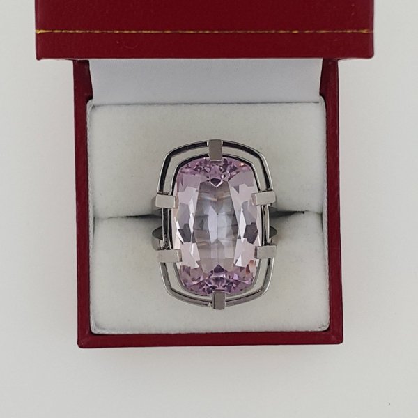 18k. white gold ring with spectacular natural kunzite of 31.00 carat