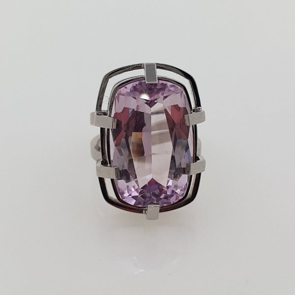 18k. white gold ring with spectacular natural kunzite of 31.00 carat