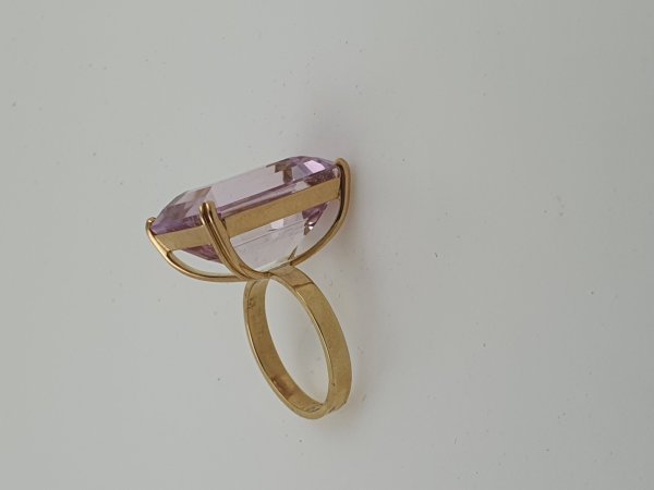 18k. yellow gold ring with spectacular natural kunzite of 37.09 carat