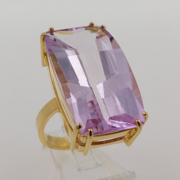 18k. yellow gold ring with spectacular natural kunzite of 28.35 carat