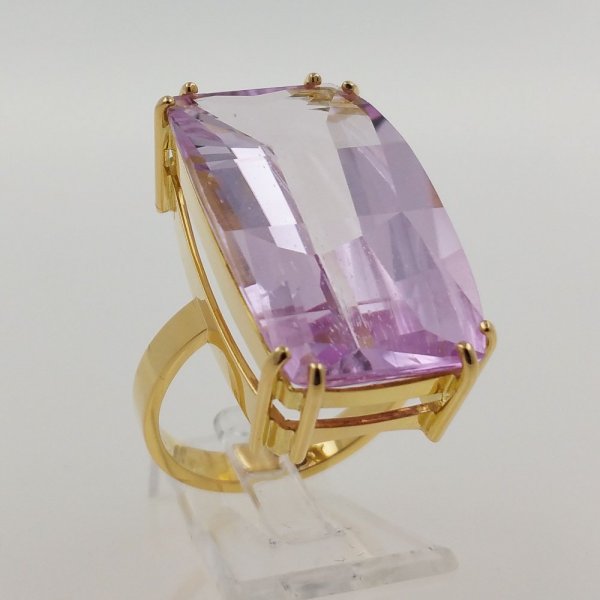 18k. yellow gold ring with spectacular natural kunzite of 28.35 carat