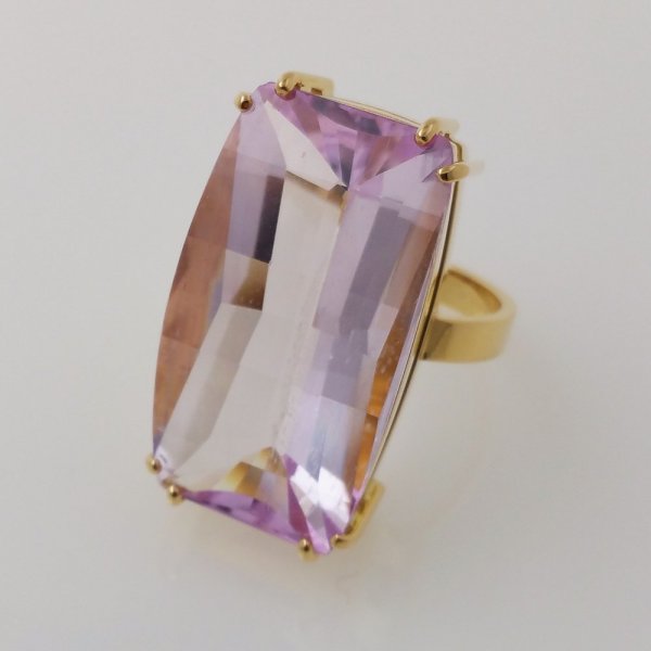 18k. yellow gold ring with spectacular natural kunzite of 28.35 carat