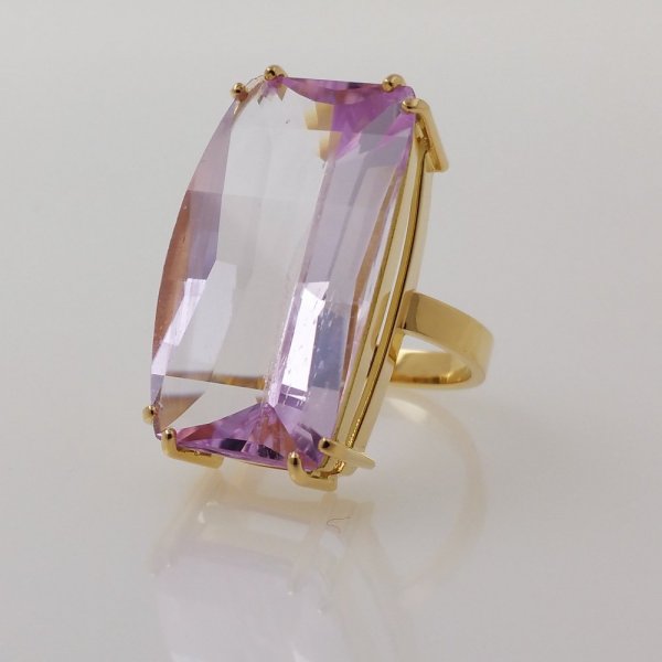 18k. yellow gold ring with spectacular natural kunzite of 28.35 carat