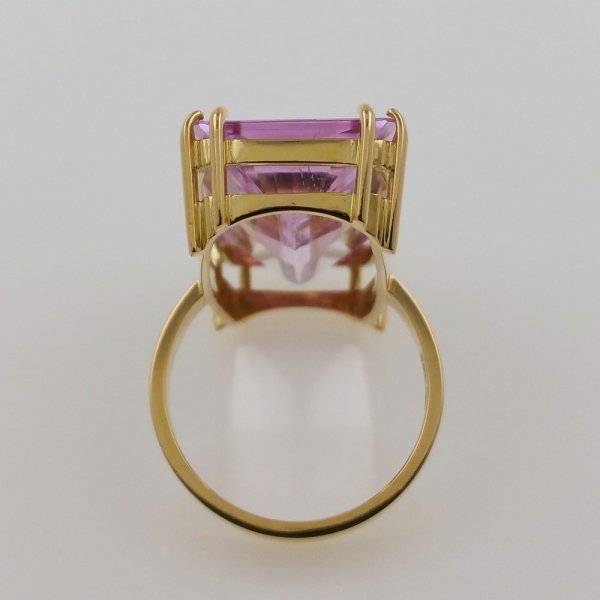 18k. yellow gold ring with spectacular natural kunzite of 28.35 carat