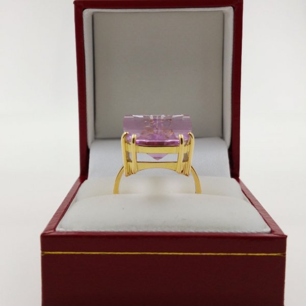 18k. yellow gold ring with spectacular natural kunzite of 28.35 carat