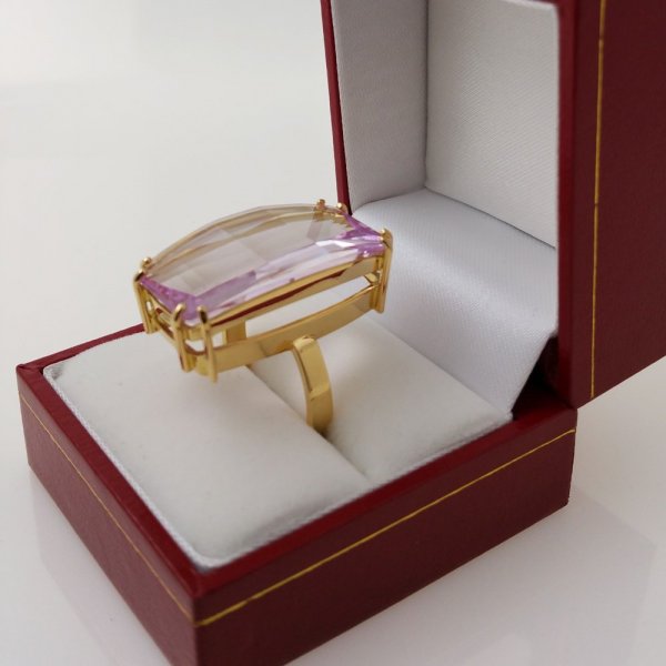 18k. yellow gold ring with spectacular natural kunzite of 28.35 carat