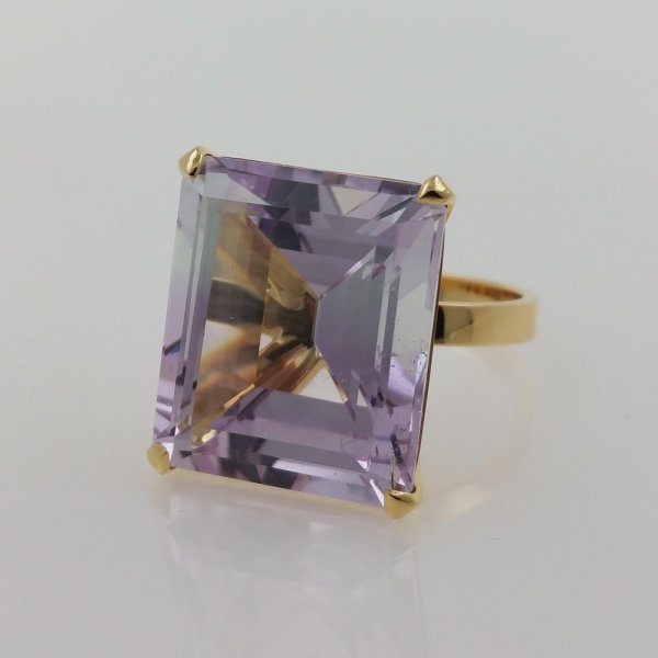 18k. yellow gold ring with spectacular natural kunzite of 30.00carat