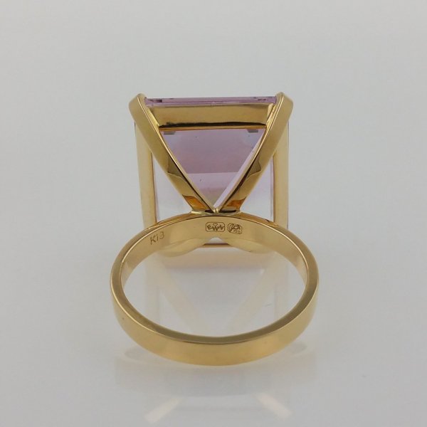 18k. yellow gold ring with spectacular natural kunzite of 30.00carat