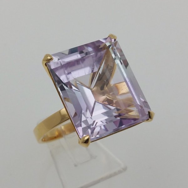 18k. yellow gold ring with spectacular natural kunzite of 30.00carat