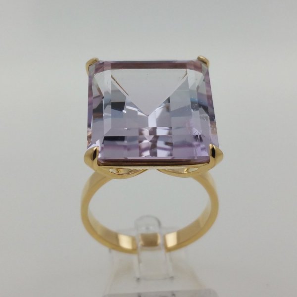 18k. yellow gold ring with spectacular natural kunzite of 30.00carat