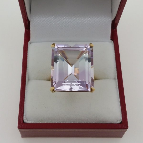 18k. yellow gold ring with spectacular natural kunzite of 30.00carat
