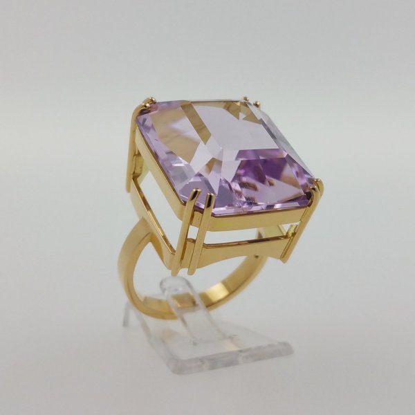 18k. yellow gold ring with spectacular natural kunzite of 36.75 carat